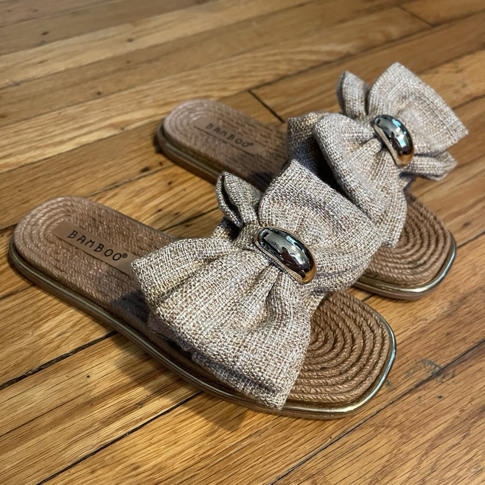 Bamboo Womens 6 Slide Sandals Tan Bow Gold Tone Detail Slip On